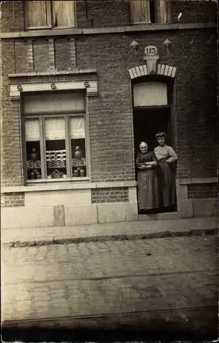 Foto Ak Tourcoing Nord, zwei Frauen im Eingang, Haus 115