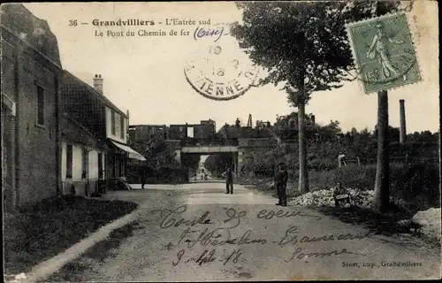 Ak Grandvilliers Oise, Südeingang, Eisenbahnbrücke