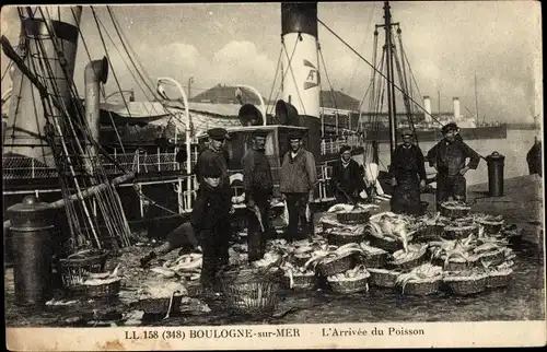 Ak Boulogne sur Mer Pas de Calais, Ankunft des Fisches