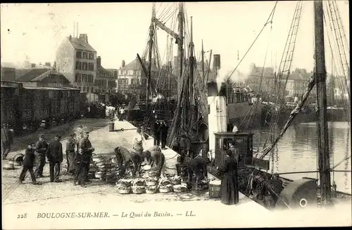 Ak Boulogne sur Mer Pas de Calais, Quai du Bassin