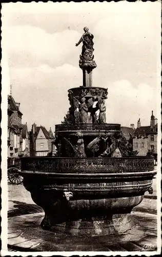 Ak Guingamp Cotes d'Amor, Brunnen aus dem 16. Jahrhundert