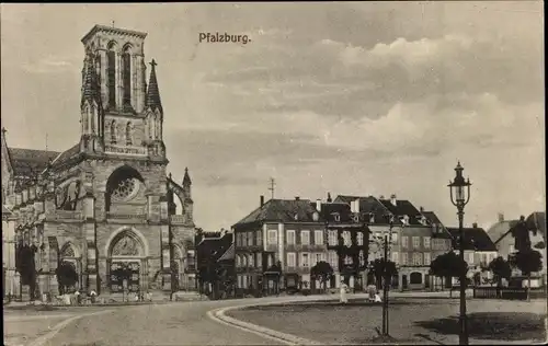 Ak Phalsbourg Pfalzburg Elsaß Lothringen Moselle, Kirche, Straßenpartie