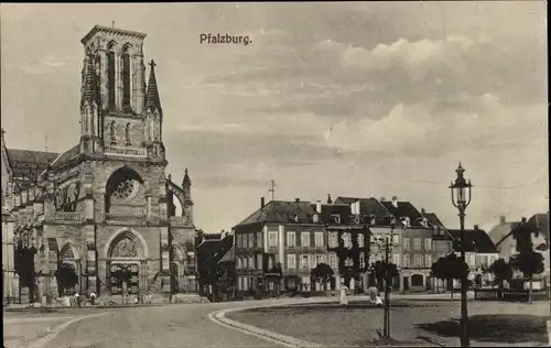 Ak Phalsbourg Pfalzburg Elsaß Lothringen Moselle, Kirche, Straßenpartie