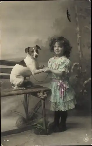 Ak Mädchen und Hund, Portrait, Holzbank