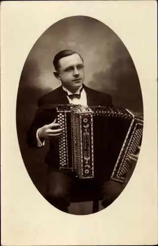 Foto Ak Mann mit Akkordeon, Musikinstrument, Portrait