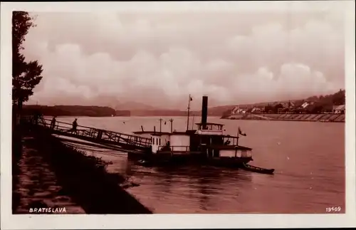 Ak Pozsony Pressburg Bratislava Slowakei, Boot, Wasserpartie, Landungsbrücke