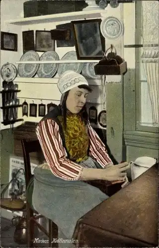 Ak Marken Nordholland, Mädchen in Tracht, Kaffeemühle