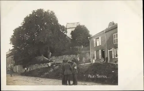 Foto Ak Poix Terron Ardennes, Deutsche Soldaten in Uniformen, Sanitäter, I WK