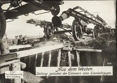 Ak Westlicher Kriegsschauplatz, Stellung zwischen Trümmern eines Eisenbahnzuges, I WK