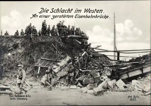 Ak Westfront, Deutsche Soldaten in Uniformen, zerstörte Eisenbahnbrücke, Kriegszerstörungen, I WK