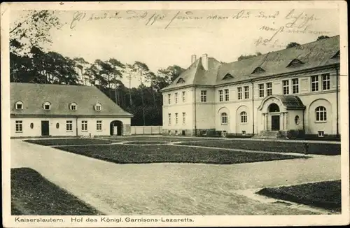 Ak Kaiserslautern in der Pfalz, Hof des Königl. Garnisons-Lazaretts