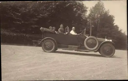 Foto Ak Roosendaal Nordbrabant Niederlande, Personen, Automobil