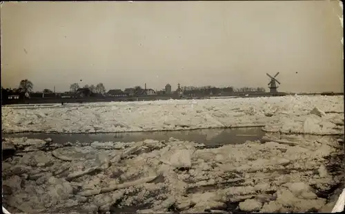 Foto Ak Werkendam Nordbrabant, Ortsansicht, Winter, Windmühle