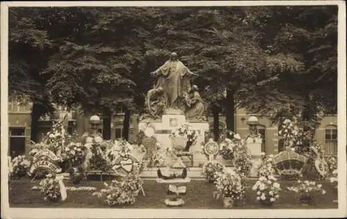 Foto Ak 's Hertogenbosch Den Bosch Nordbrabant Niederlande, Denkmal, Kränze