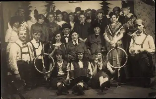 Foto Ak Woensel Eindhoven Nordbrabant Niederlande, Karneval, Kostüme, Gruppenaufnahme