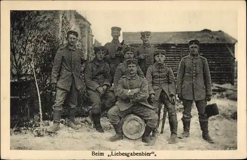 Ak Deutsche Soldaten beim Liebesgabenbier, Bierfass, 1. WK