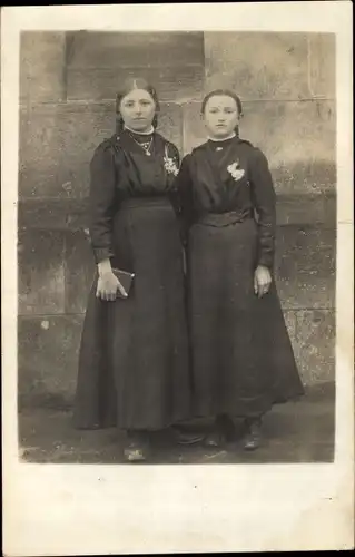 Foto Ak Zwei Mädchen in schwarzen Kleidern, Portrait