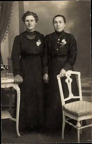 Foto Ak Zwei Frauen in schwarzen Kleidern, Standportrait