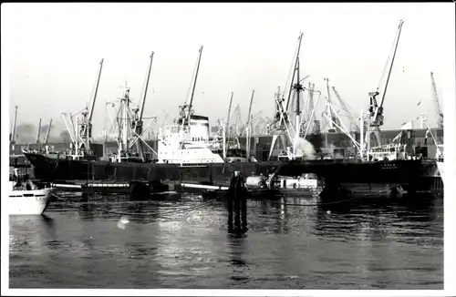 Foto Ak Frachtschiff, Hafen, HAPAG