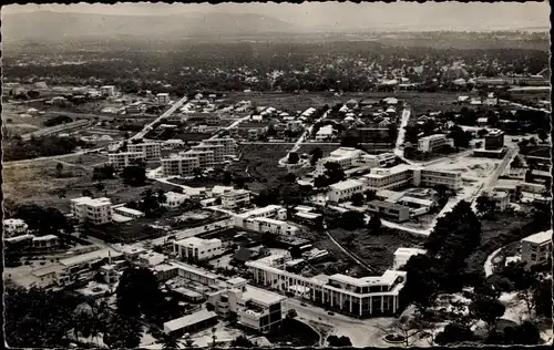 Ak Brazzaville Französisch Kongo, Gebäude der Administration, Fliegeraufnahme