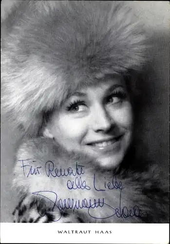 Ak Schauspielerin und Sängerin Waltraut Haas, Portrait, Pelzmütze und Kragen, Autogramm