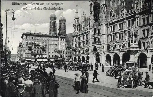 Ak München, Leben am Marienplatz während des Glockenspieles