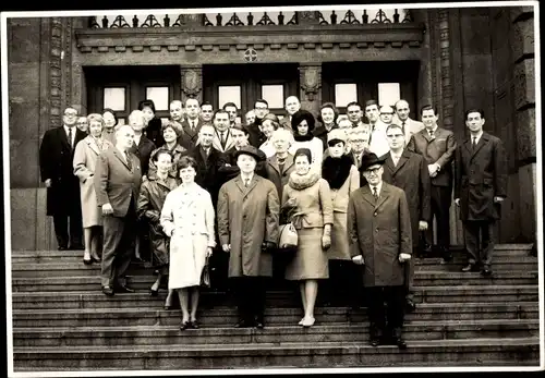 Foto Ak Leverkusen im Rheinland, Bayerwerk, Farbenfabriken Bayer AG, Gruppenbild 22.10.1964