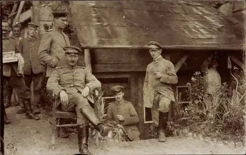 Foto Ak Deutsche Soldaten in Uniformen vor einer Holzhütte, I WK