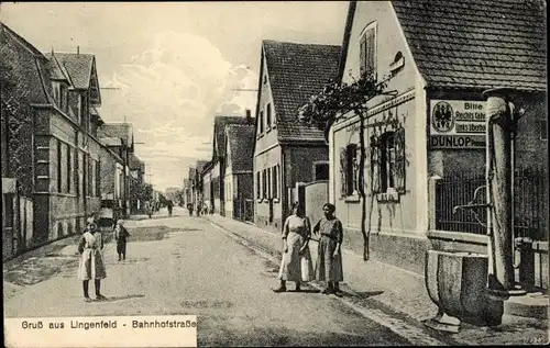 Ak Lingenfeld in der Pfalz, Bahnhofstraße, Brunnen, Dunlop Reklame