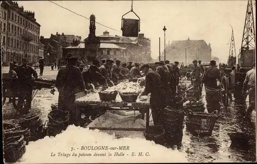 Ak Boulogne sur Mer Pas de Calais, Fischsortierung vor der Halle