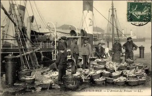 Ak Boulogne sur Mer Pas de Calais, Ankunft des Fisches