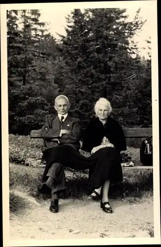 Foto Ak Świeradów Zdrój Bad Flinsberg Schlesien, Ehepaar, Sitzbank, Park