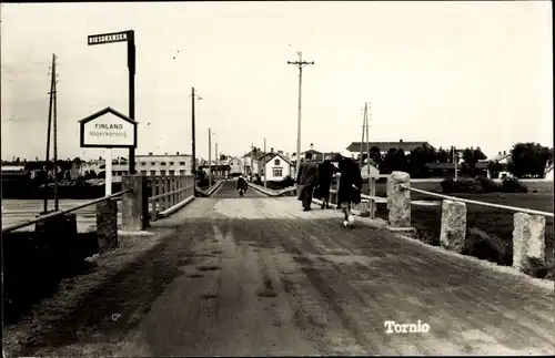 Ak Tornio Torneå Lappland Finnland, Brücke, Fluss, Passanten, Wegweiser