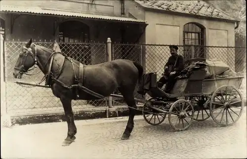 Foto Ak Deutscher Soldat in Uniform, Kutsche, Fuhrwerk, Pferd