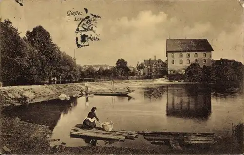 Ak Gießen an der Lahn Hessen, Wäscherin am Lahnufer, Wehr