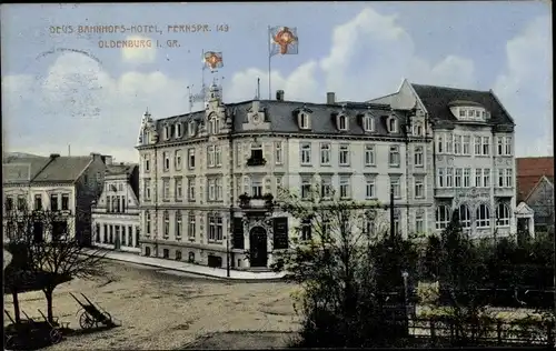 Ak Oldenburg im Großherzogtum Oldenburg, Deus Bahnhofshotel, Fahnen, Straßenpartie