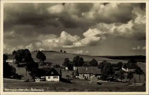 Foto Ak Falkenhain Altenberg im Erzgebirge, Sommerwolken über dem Dorf