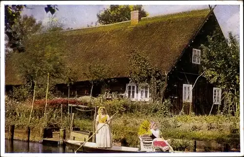 Ak Lübbenau im Spreewald, Spreewälderinnen in Tracht, Kahn