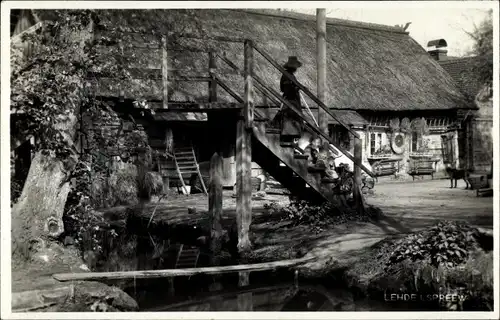 Foto Ak Lehde Lübbenau im Spreewald, Gehöft, Brücke