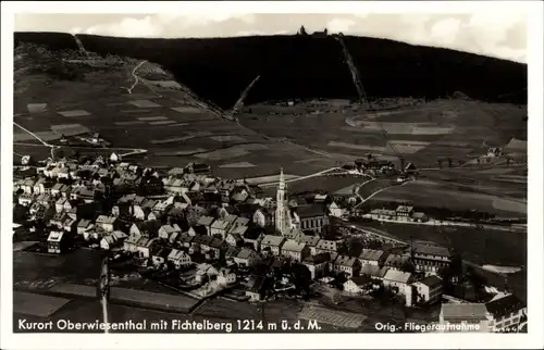 Ak Oberwiesenthal im Erzgebirge Sachsen, Fliegeraufnahme, Fichtelberg