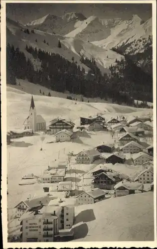 Foto Ak Berwang in Tirol, Winteransicht, Kirche