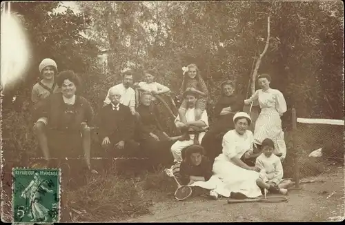 Foto Ak Amiens Somme, Erwachsene und Kinder, Tennisschläger