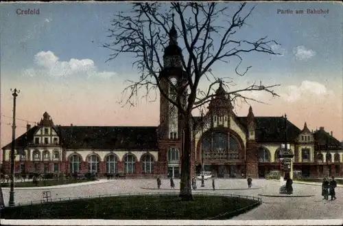 Ak Krefeld am Niederrhein, Bahnhof, Passanten, Litfaßsäule