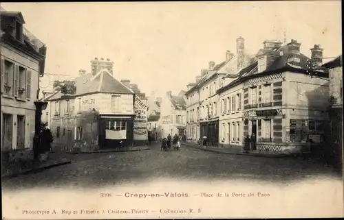 Ak Crépy in Valois Oise, Place de la Porte du Paon