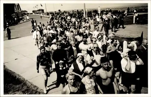 Foto Ak Nordseebad Duhnen Cuxhaven, Promenade, Badegäste