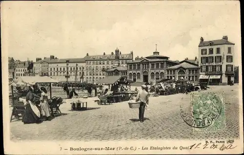 Ak Boulogne sur Mer Pas de Calais, Schaufensterdekorationen am Kai