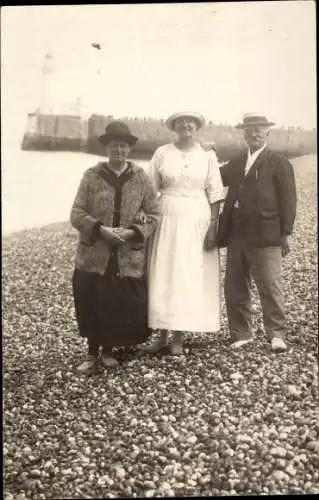 Foto Ak Le Tréport Seine Maritime, Zwei Frauen und Mann am Strand