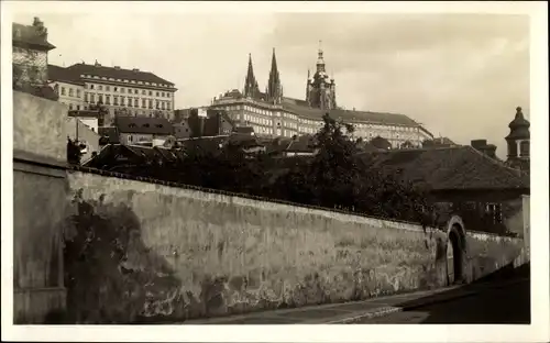 Ak Praha Prag Tschechien, Hradschin von der Wälschen Gasse aus