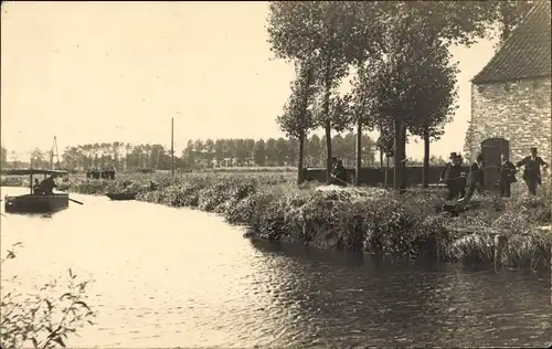 Foto Ak Raamsdonk Nordbrabant Niederlande, Flusspartie, Männer, Fähre