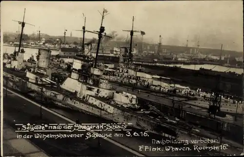 Foto Ak Deutsches Kriegsschiff SMS Seydlitz nach der Skagerrakschlacht 1916, Schleuse Wilhelmshaven